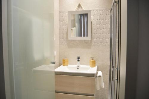 坎皮卡福特Sea House Can Picafort的浴室设有白色水槽和镜子