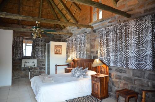 Seeheim西海姆酒店的卧室配有一张石墙床