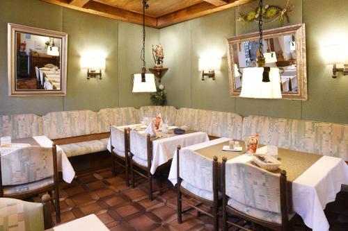 菲希特尔山区巴特贝内克希尔施高登酒店的一间带桌椅和镜子的用餐室