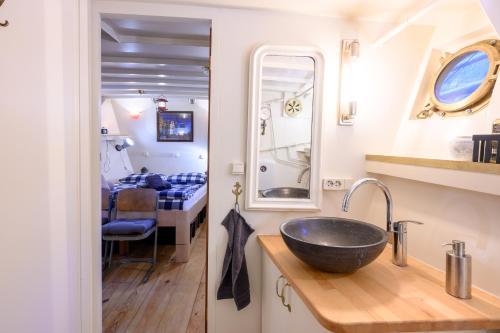 Boatapartment Animathor on top location的一间浴室