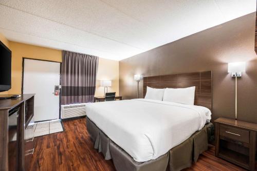 哥伦布Econo Lodge的酒店客房设有一张大床和一台电视。