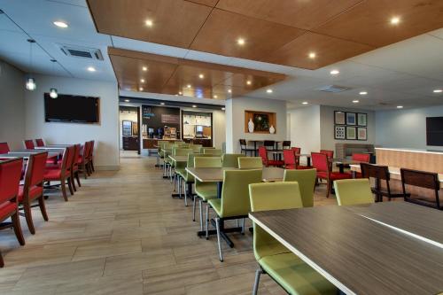 汉诺瓦巴尔的摩华盛顿国际机场韦斯特智选假日酒店的用餐室配有桌椅
