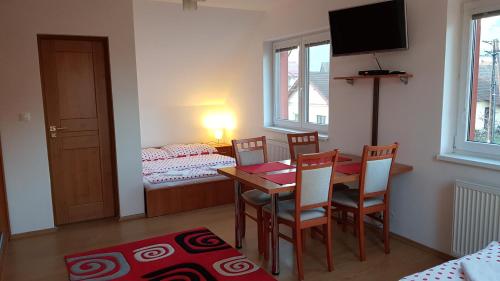 贝谢诺瓦Villa Lienka的一间带桌椅的用餐室和一间卧室