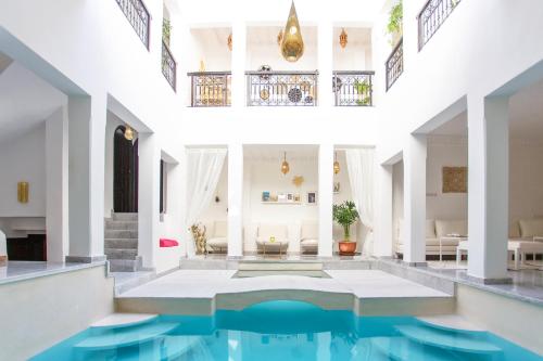 马拉喀什利马尔庭院旅馆的一间房子,在房间中间有一个游泳池