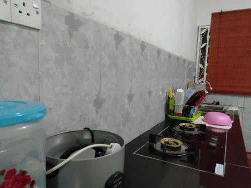 Tanjung KarangSri Manik Guest House Tanjung Karang的一个带水槽和柜台的小厨房