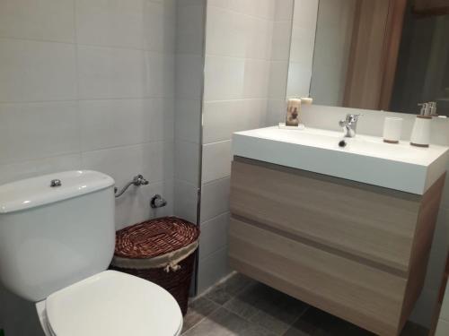 博西BO1- IMMOVALL SANT JOAN BOI的浴室配有白色卫生间和盥洗盆。