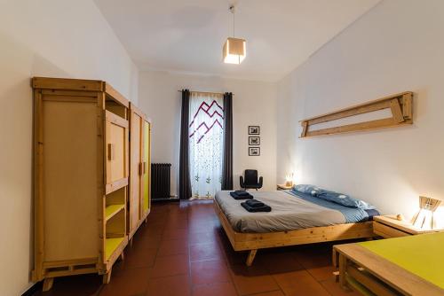 巴里Palazzo Verrone的一间卧室设有一张床和一个大窗户
