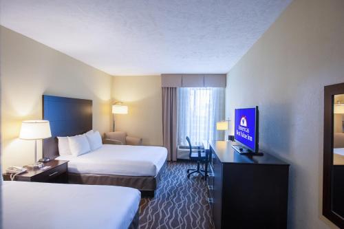 西点西点美国最佳价值酒店的酒店客房设有两张床和电视。
