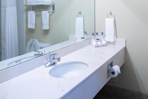 西点西点美国最佳价值酒店的一间带水槽和镜子的浴室
