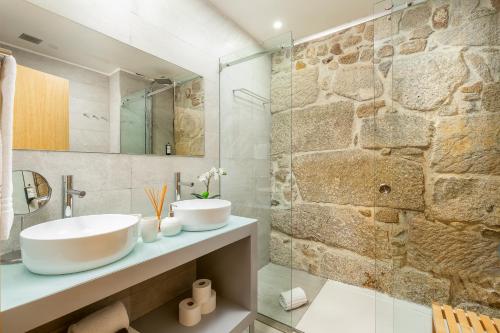 加亚新城YOUROPO - Ribeira Gaia的一间带水槽和石墙的浴室