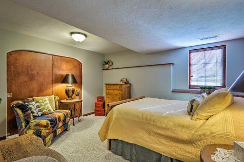 曼哈顿Charming Hideaway with Patio 3 Mi to Kansas State!的一间卧室配有一张床和一把椅子