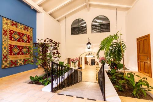 查帕拉Plaza Chapala Hotel的走廊上有植物楼梯的房子