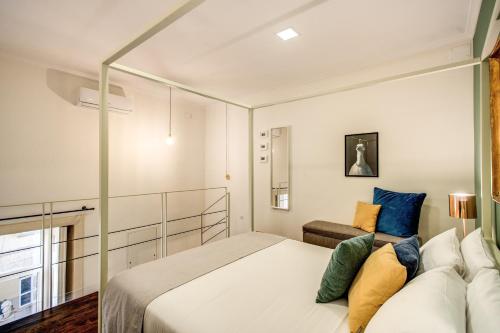 那不勒斯Casa Hosteno的一间卧室配有一张床和一张沙发