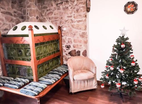 索拉加萨斯达洛奇亚住宿加早餐旅馆的圣诞树和壁炉旁的椅子