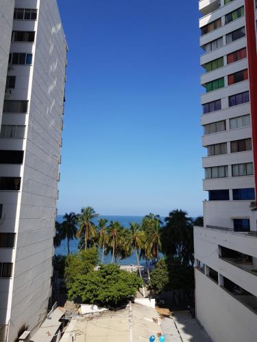 圣玛尔塔Apartamentos Playa Rodadero的从大楼的阳台上可欣赏到海滩景色