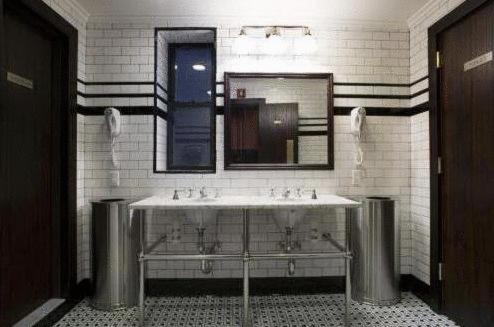 纽约The Jane Hotel的一间带水槽和镜子的浴室