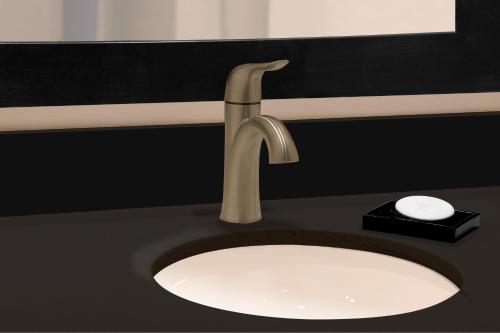 奇克托瓦加M Hotel Buffalo的黑色柜台上带水龙头的盥洗盆