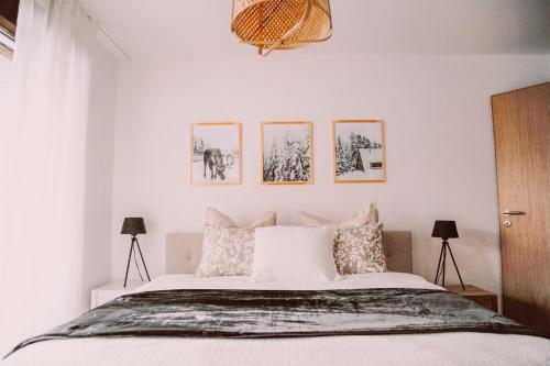 帕尔潘Am Heimberg Skilift - Mullers x Kandahar Suite的卧室配有一张白色床,墙上挂有4张照片