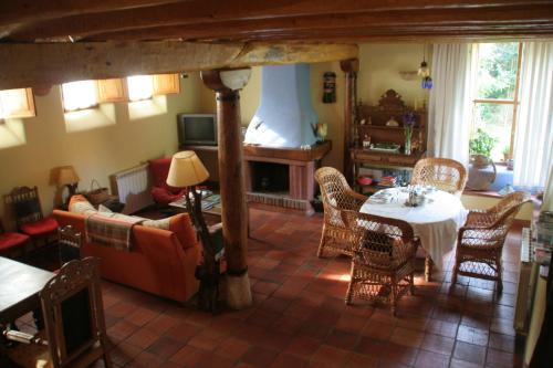 Ranedo de Curueño公鸡啼鸣酒店的客厅配有沙发和桌椅