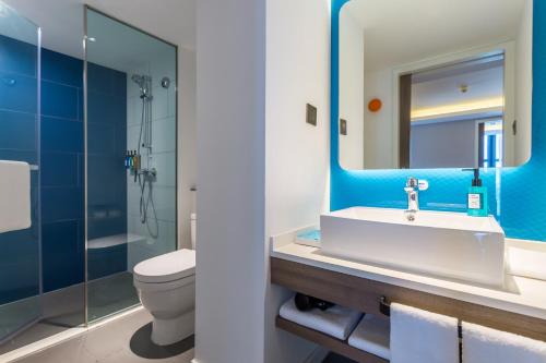 西安西安古城西智选假日酒店的一间带水槽、卫生间和镜子的浴室