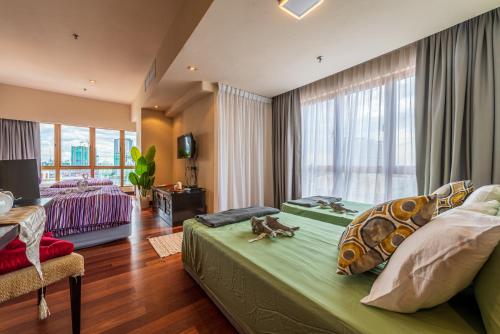 八打灵再也Homestay Resort 7pax 1min to Sunway Lagoon&Pyramid的酒店客房,配有一张睡床,上面有乌龟