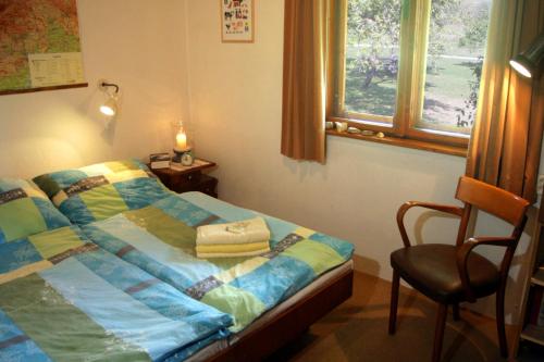 布雷兹诺Apartment at Sedliacky Dvor - Brezno的卧室配有床、椅子和窗户。