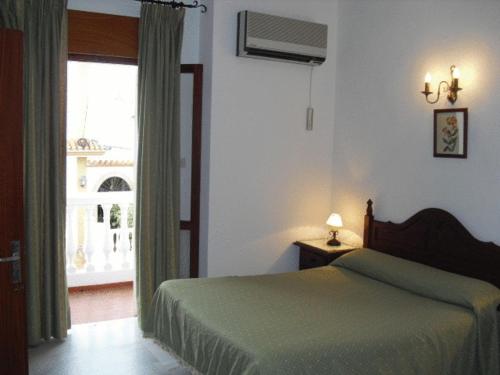 奇皮奥纳奇皮奥纳酒店的一间卧室设有一张绿色的床和一个窗户。