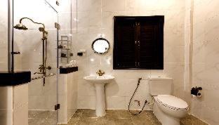 宋卡สงขลาแต่แรก แอนทีค โฮเท็ล Songkhla Tae Raek Antique Hotel的白色的浴室设有卫生间和水槽。
