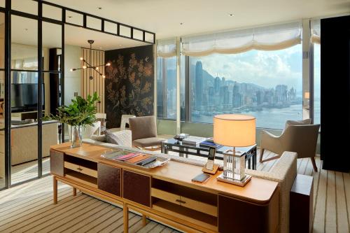 香港香港瑰丽酒店的客厅设有书桌和大窗户