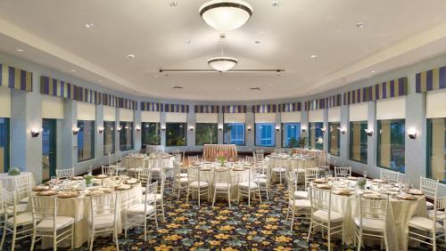 帕罗奥多帕洛阿尔托皇冠假日酒店的宴会厅配有白色的桌椅