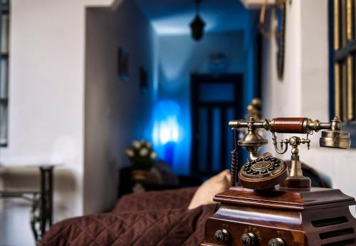 里奥班巴Hotel Montecarlo的床上的旧电话