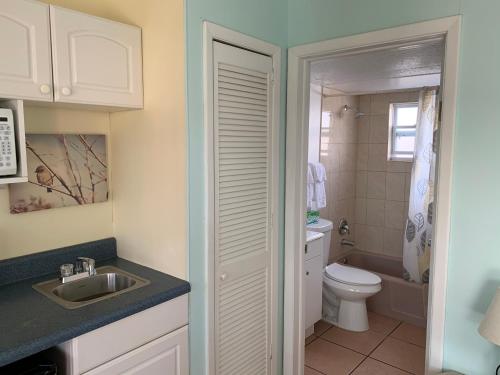 雷丁顿海岸Carousel Motel -Redington Shores的白色的浴室设有卫生间和水槽。