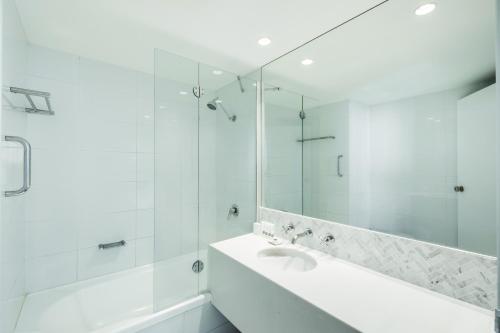 悉尼悉尼韦伯酒店的白色的浴室设有水槽和镜子