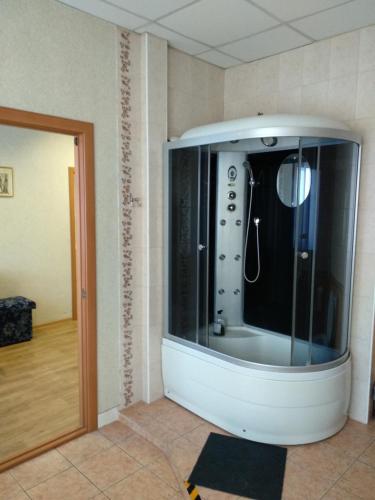 秋明Hotel Four Rooms on Energetikov的房间的角落里设有一台大电视