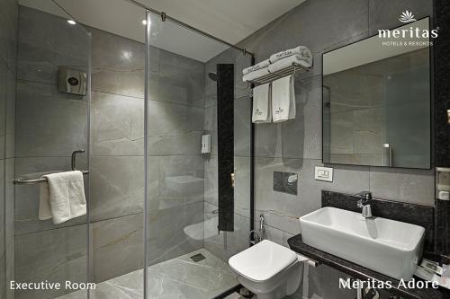 罗纳瓦拉Meritas Adore Resort的一间带水槽、卫生间和镜子的浴室