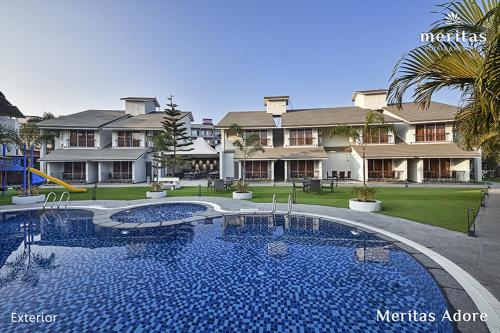 罗纳瓦拉Meritas Adore Resort的大型房屋前的大型游泳池