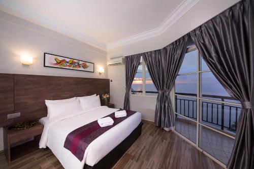 波德申波德申港口爱卡萨公寓式酒店的酒店客房设有一张床和一个大窗户