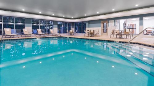 梅迪纳Holiday Inn Express & Suites Medina, an IHG Hotel的酒店内有一个蓝色的游泳池