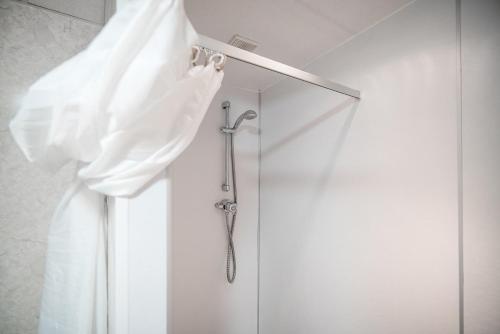 因弗内斯因弗内斯青年旅舍的淋浴间设有浴帘