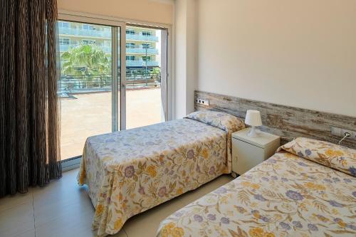 埃斯塔蒂特罗卡茅拉公寓的配有窗户的酒店客房内的两张床