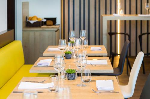 科特赖克宜必思风格科特赖克博览会酒店的一组桌子,配酒杯和餐巾