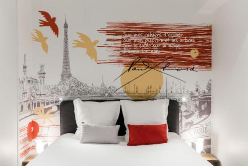 巴黎SUITE ELUARD au cœur de la Rive Gauche, neuf, design, 2-4 personnes的一间卧室配有一张带艾菲尔铁塔壁画的床