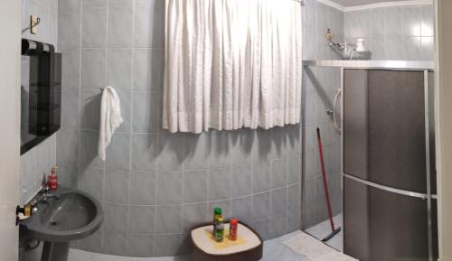 大普拉亚Casa Gomes的一间带水槽和淋浴的小浴室