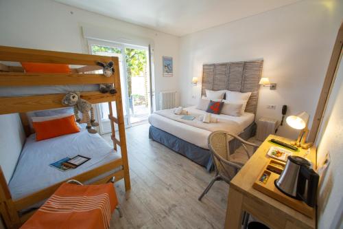 多吕多勒龙乐维特宝依斯酒店的小房间设有两张双层床和一张书桌