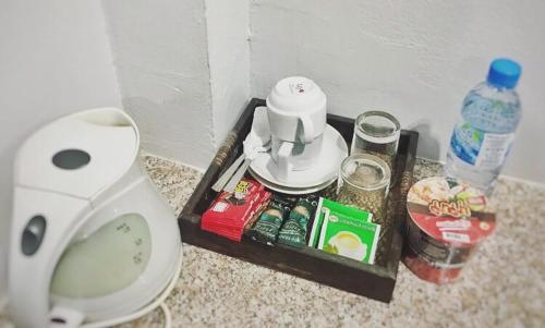 Ban Khok Sawang (1)บ้านพระจันทร์ รีสอร์ท的一个带咖啡壶和卫生间的浴室台面