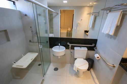 马塞约坦巴基海滩酒店的浴室配有卫生间、盥洗盆和淋浴。
