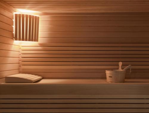 巴黎巴黎凡尔赛门奥科酒店的一间带长凳和灯光的桑拿浴室的房间