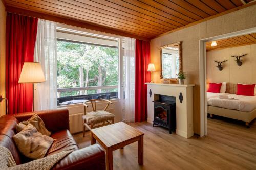 洛坎杰罗卡涅住宿酒店的带沙发和床的客厅以及窗户。