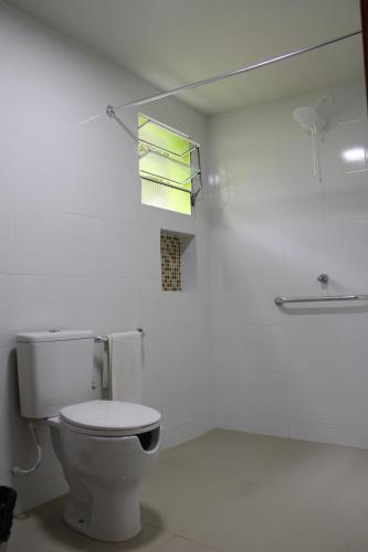圣伊萨贝尔Estância Solazer的白色的浴室设有卫生间和镜子