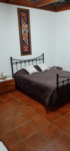 维拉·雷阿尔Casa da Passagem的一间卧室配有一张带枕头的黑色床。